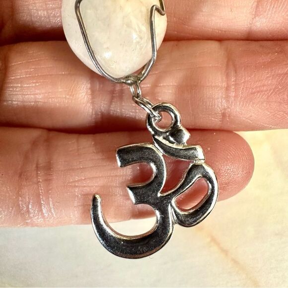 Milky Quartz OM pendant necklace - Picture 7 of 9